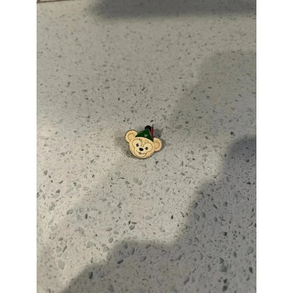 Disney Trading Pin Duffy the Bear‎ Peter Pan Hat - Picture 1 of 2